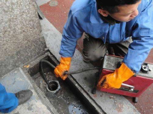 七里河疏通下水道