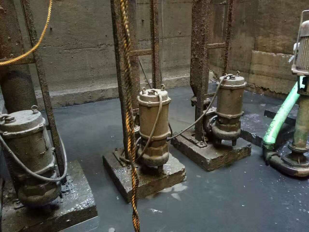 七里河污水池清理